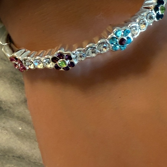 Silver Tone Flower Bracelet Rhinestones Secure Clip Closure Fashion Jewelry - Picture 2 of 14